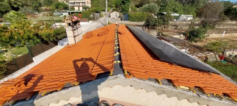 Toiture avec panneaux solaires à Bons-en-Chablais